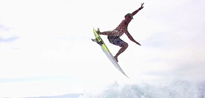 Josh Kerr wake surf derrière un yacht