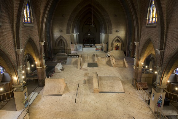 Church skating, du skate dans une église