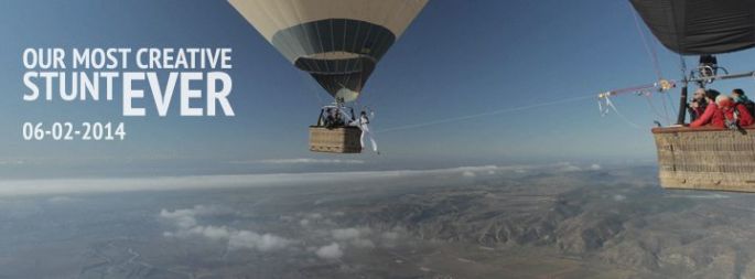 HIGHLINE ENTRE DEUX BALLONS DANS LE CIEL