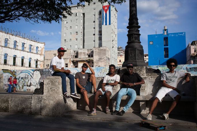 Groupe de skaters à Cuba