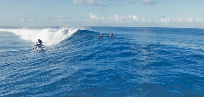 Impensable : Robbie Maddison surfe une vague en FMX !