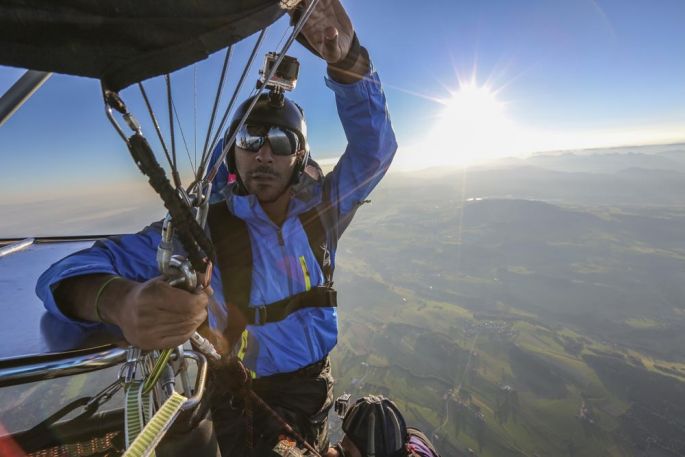 TOMER SISLEY SAUTE EN BASEJUMP POUR RIDING ZONE