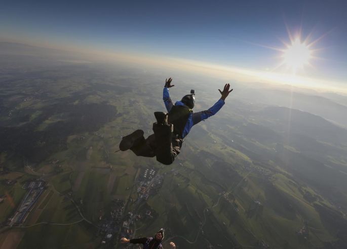 TOMER SISLEY SAUTE EN BASEJUMP POUR RIDING ZONE