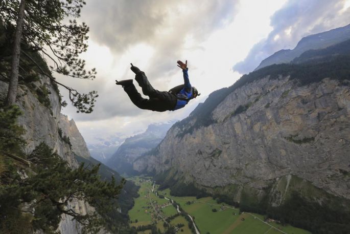 TOMER SISLEY SAUTE EN BASEJUMP POUR RIDING ZONE