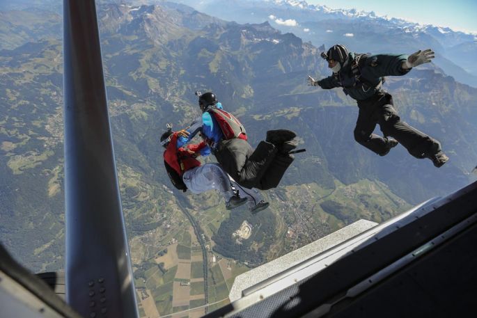 TOMER SISLEY SAUTE EN BASEJUMP POUR RIDING ZONE