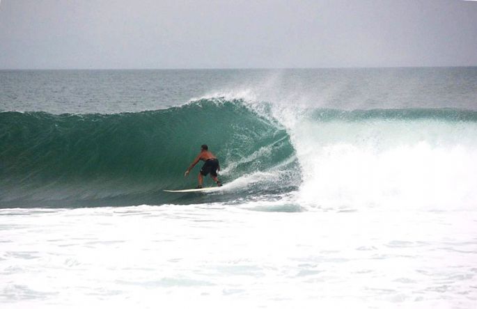 nik surfing 