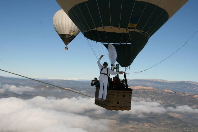 HIGHLINE ENTRE DEUX BALLONS DANS LE CIEL