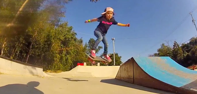 À seulement 5 ans, cette petite fille skate mieux que vous !