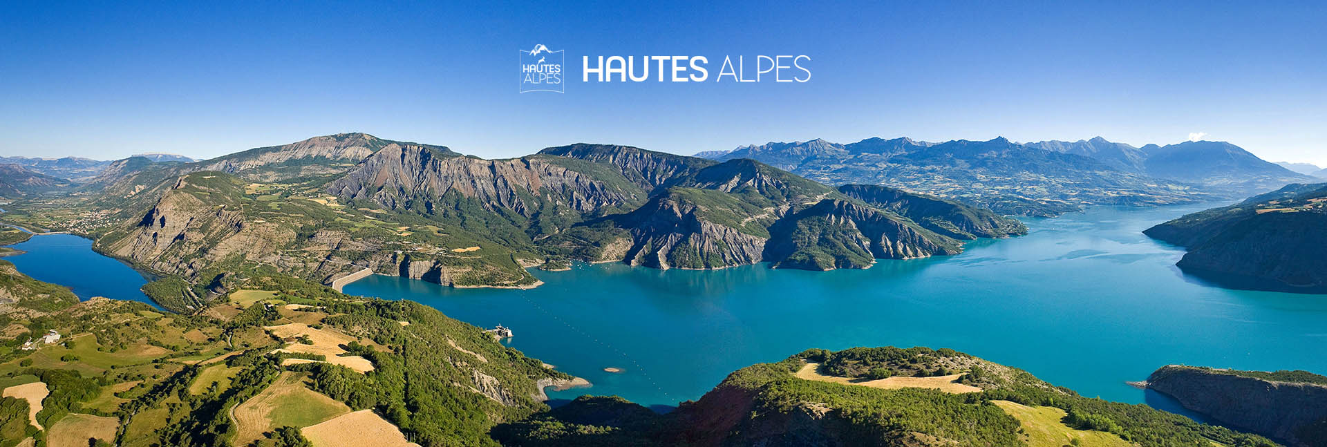 Le lac de Serre-Ponçon dans les Hautes Alpes.