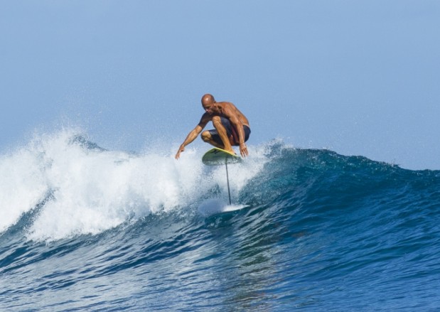 La légende du surf Kelly Slater teste pour la première fois l'hydrofoil mis au point par Kai Lenny