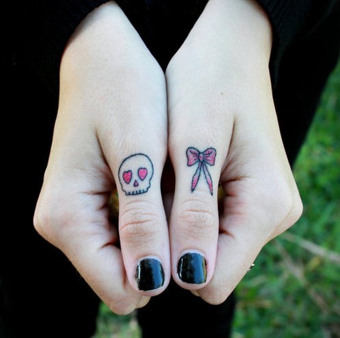 skull-tattoos-doigt