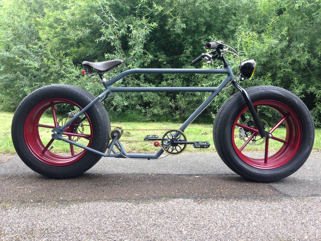 Vélo avec sales des gros pneus