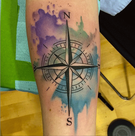 tatouage-boussole-aquarelle