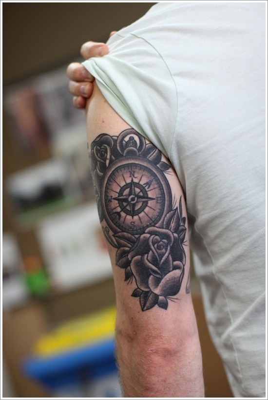 tatouage-rose-des-vents-bras-homme-rose-noir