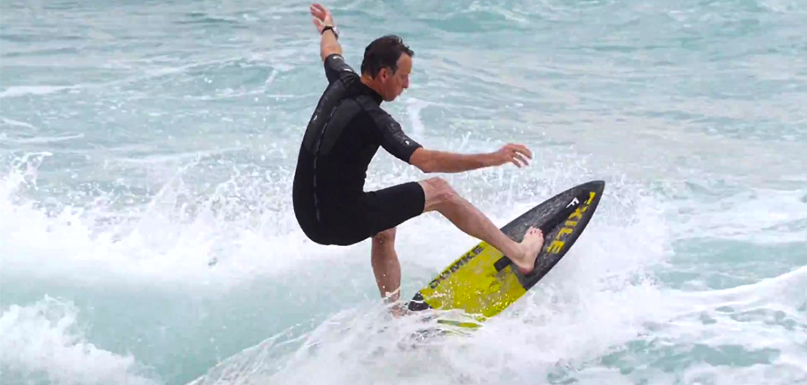 Insolite Tony Hawk teste le skimboard en Californie