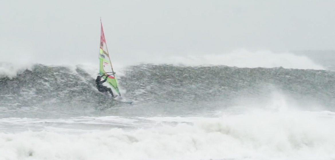 Une session de windsurf en pleine tempête de neige au Danemark