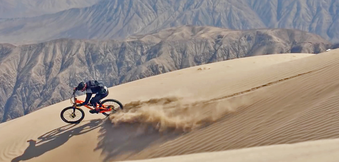 VTT Downhill Kilian Bron descend la plus haute dune du monde