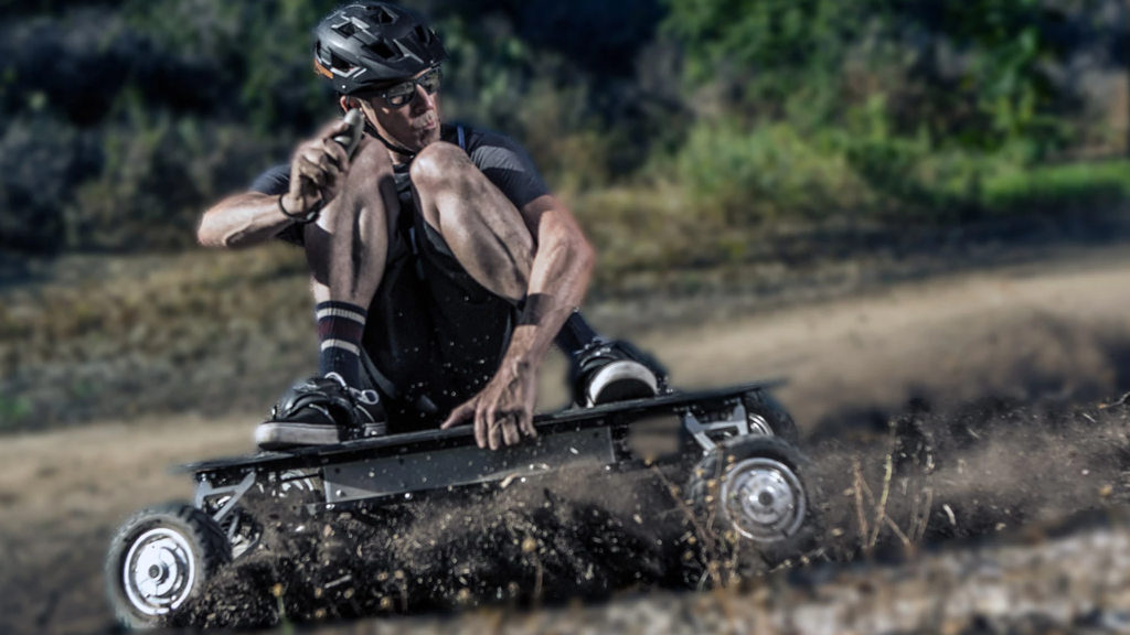 Un skateboard électrique tout-terrain roulant jusqu'à 48 km/h