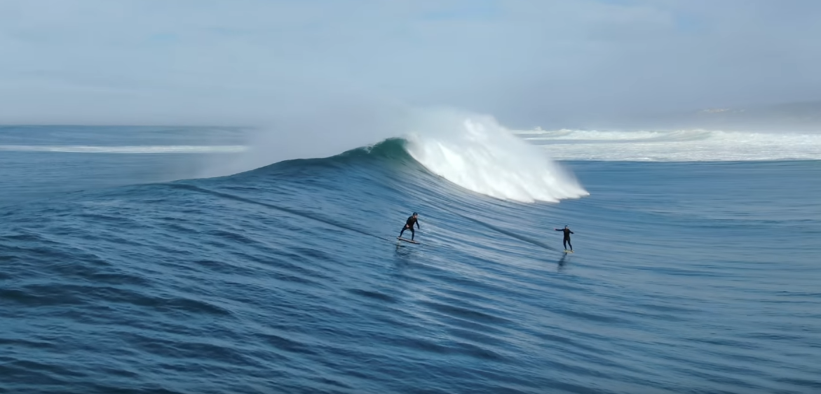 Laird Hamilton sublime la vague de Nazaré en foil