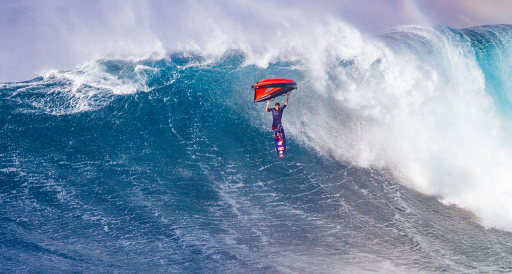 Les airs impressionnants de Kai Lenny en wingsurf à Jaws