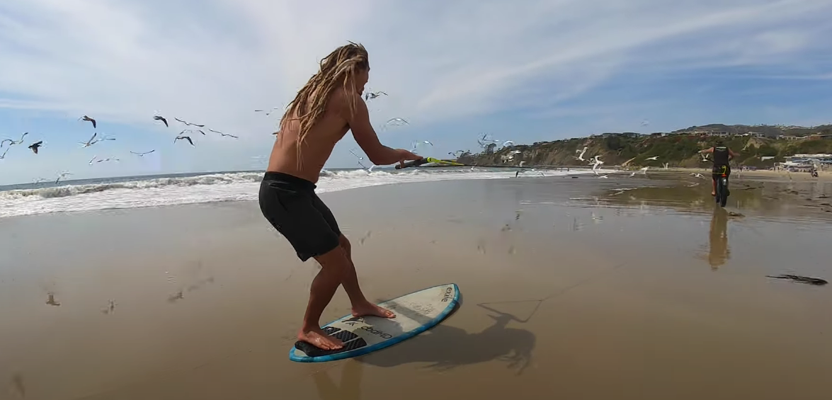 Skimboard et vélo électrique pour Austin Keen