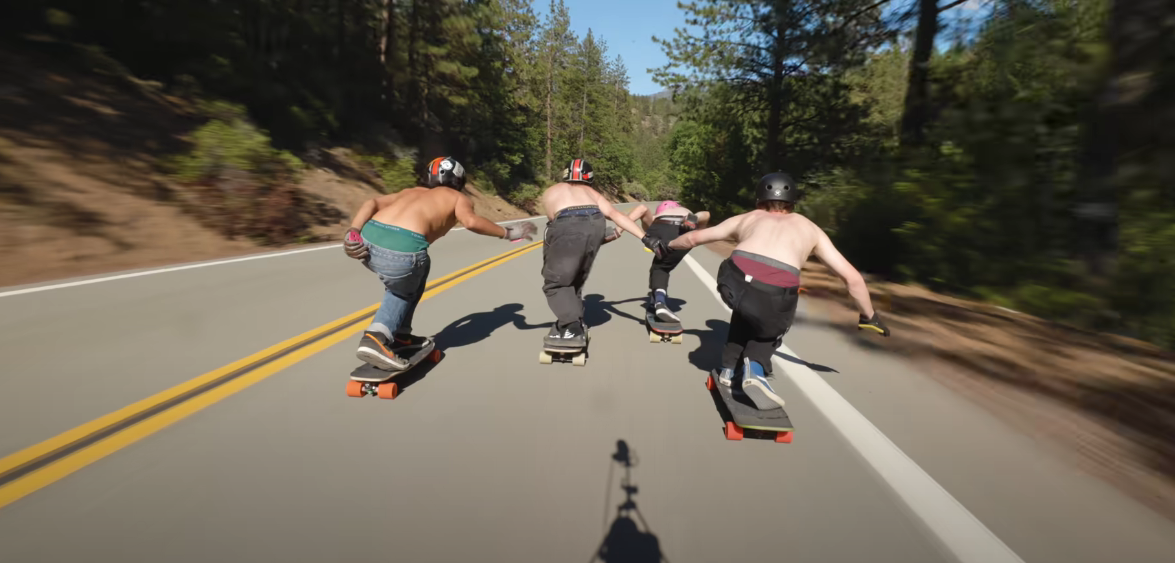 Vidéo Quatre riders en longboard downhill à près de 80 km/h