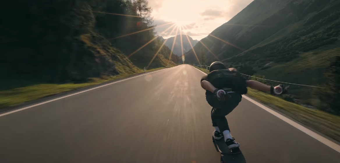 Vidéo Une descente de 6 minutes en longboard downhill avec Josh Neuman