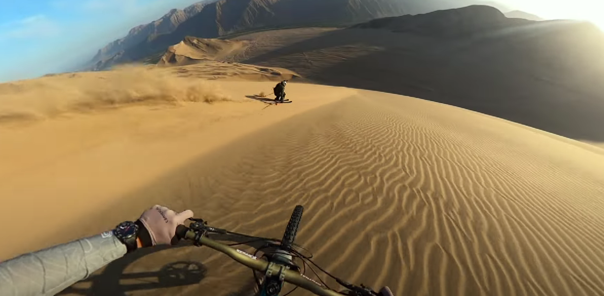 Vidéo Superbe duo VTT / ski sur la plus haute dune du monde