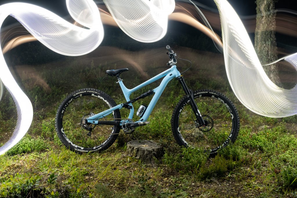 Video VTT by night en mode peinture phosphorescente et bandes LED