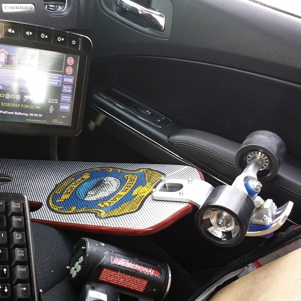 le police en longboard skateboard 