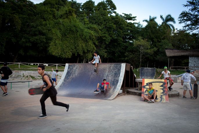 De jeunes skaters cubains au park