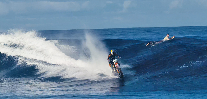 Impensable : Robbie Maddison surfe une vague en FMX !