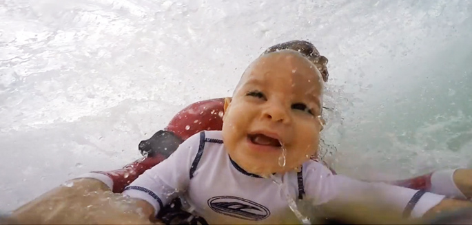 Ce Bebe Surfe Un Tube En Bodyboard A Neuf Mois Ce Bebe Surfe Un Tube En Bodyboard A Neuf Mois