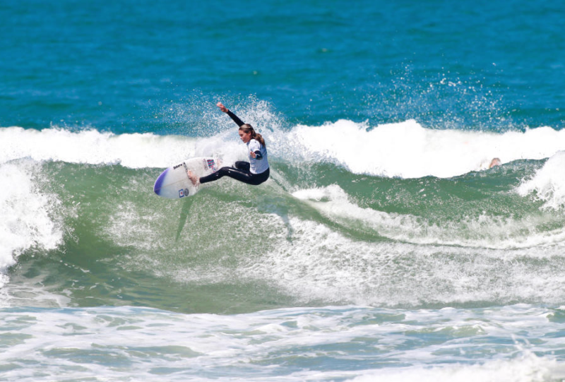 La surfeuse pro Bailey Nagy est la pinup de la semaine