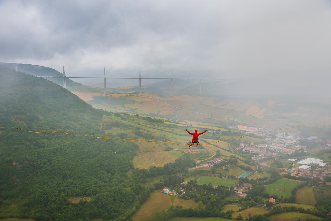 Antony Newton face au viaduc de Millau ©Sam Bié