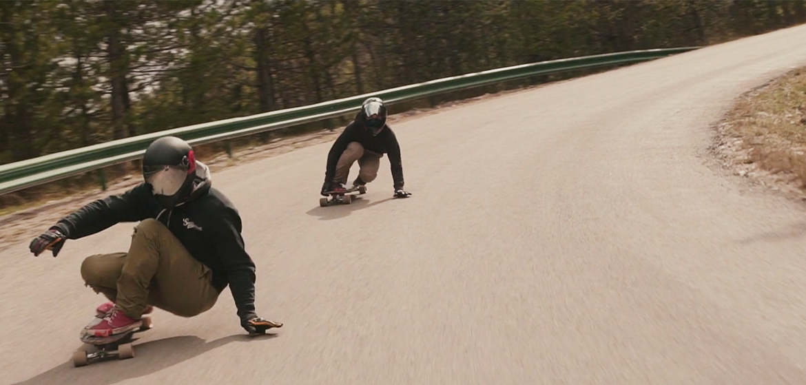 Vidéo découvrez “Downhill”, une descente impressionante en longboard