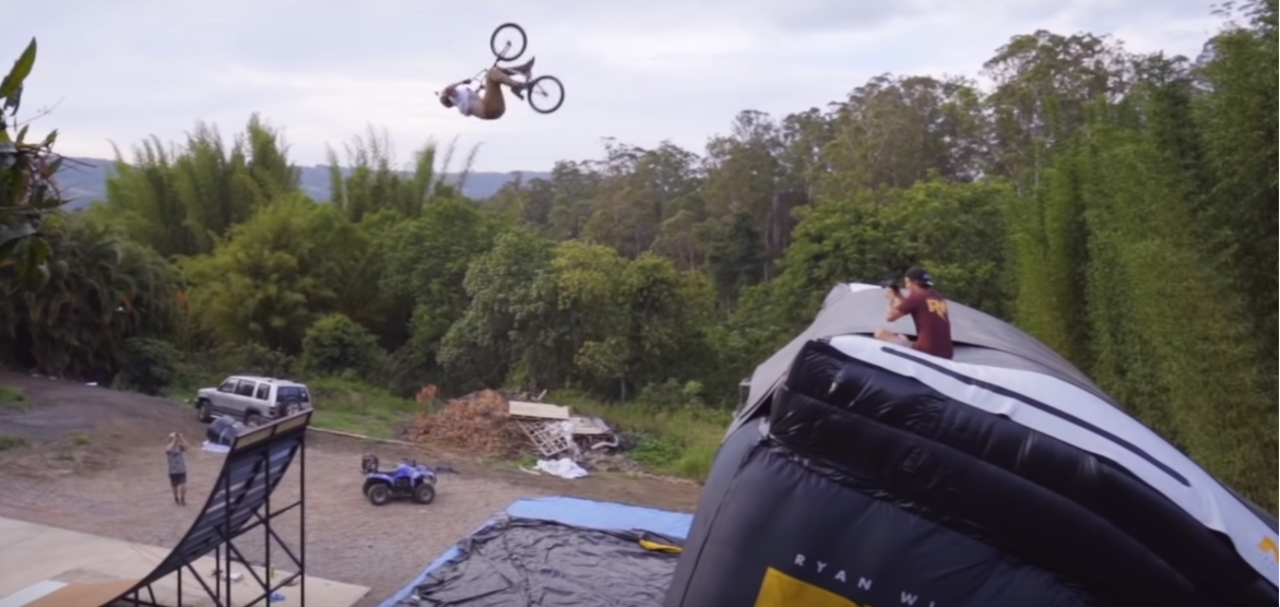 L’énorme quadruple backflip en BMX de Brandon Schmidt