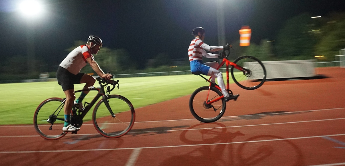 Il bat le record du monde de distance en roue arriere en une heure