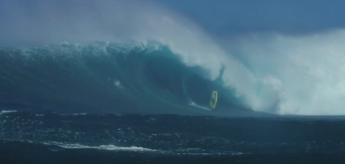 Vidéo Un double wipeout impressionnant en surf et windsurf à Jaws