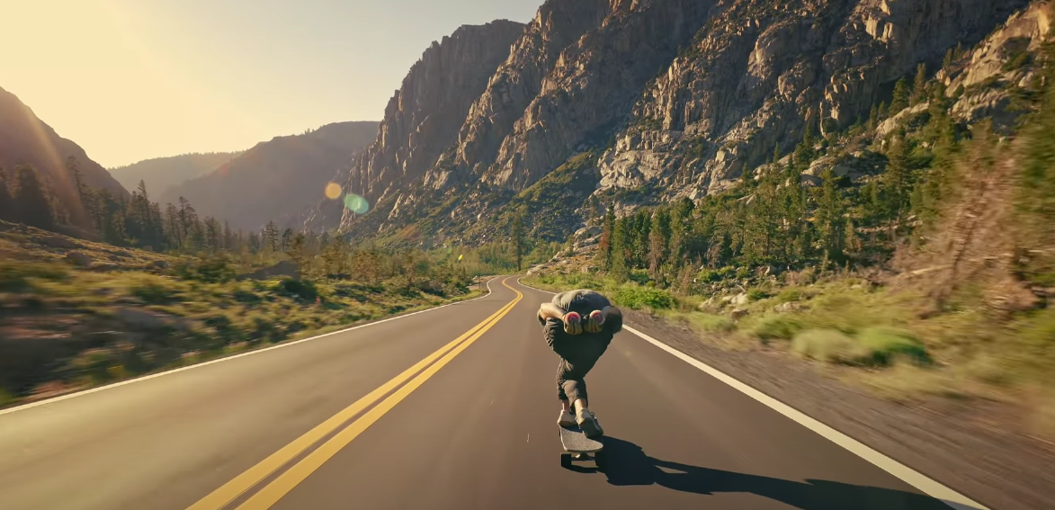 Vidéo Une sublime descente en longboard downhill