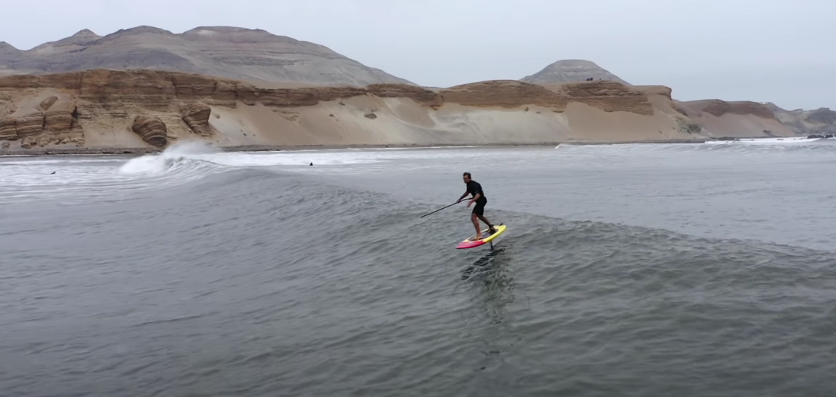 Vidéo Laird Hamilton en foil sur une vague de plus de 3 minutes