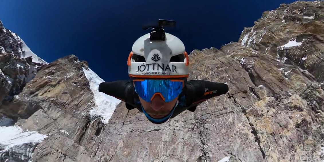Vidéo : Il réalise le premier vol en wingsuit à 6000 m d’altitude sur l ...